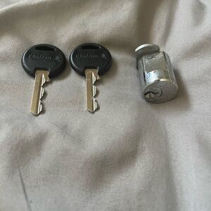 Public storage key and lock set